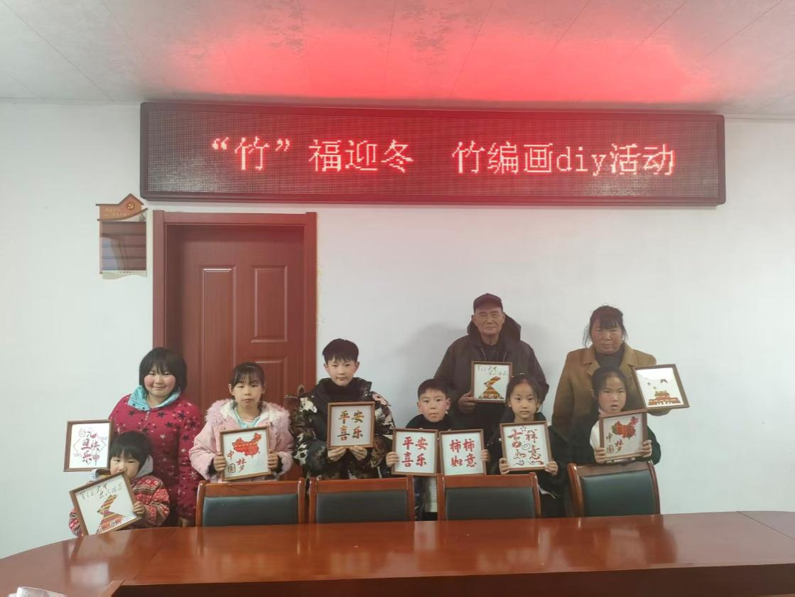 兴化新垛镇 :开展“竹”福迎冬 竹编画DIY活动